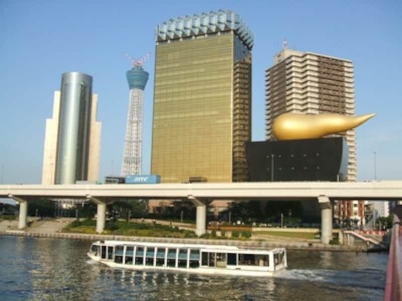 浅草に近づくにつれスカイツリーがどんどん大きく……。建設中の姿は特に貴重です
