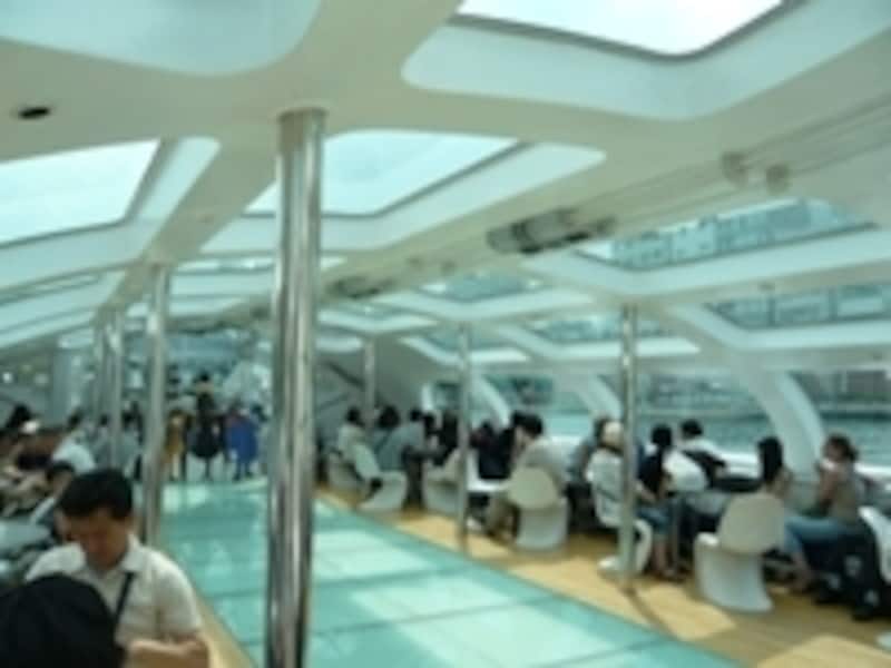 光溢れる船内は広々としたスペース。売店もオープンしています