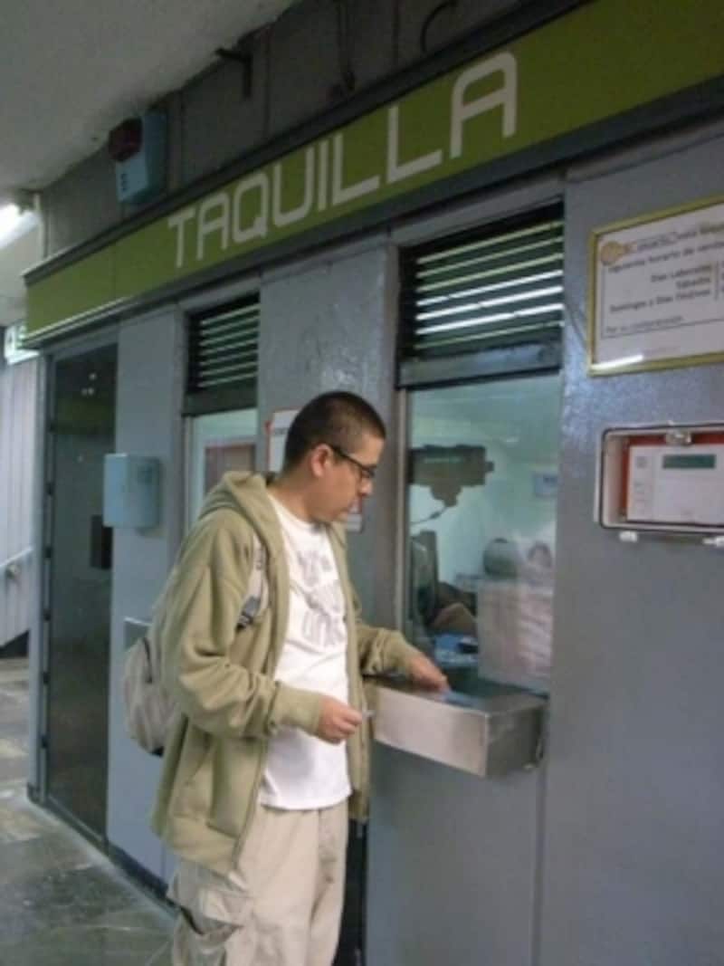 まず売り場で切符を買いましょう