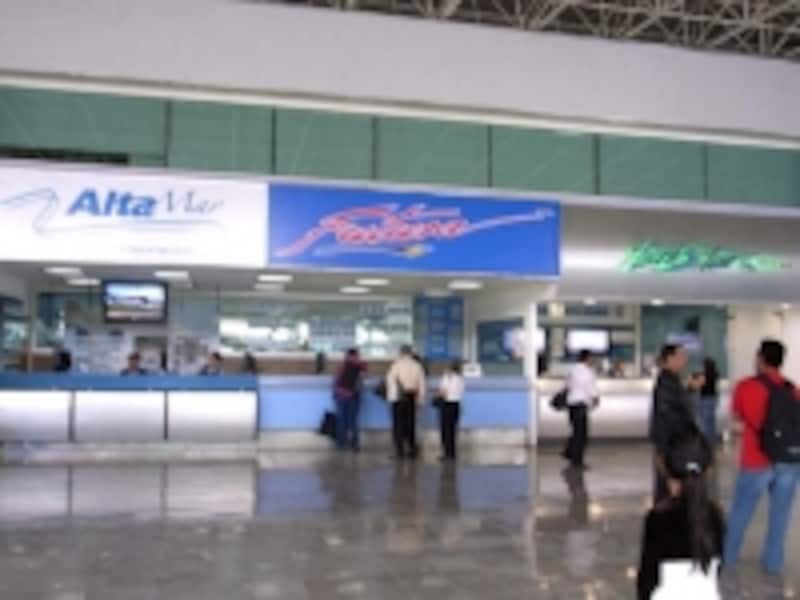 バスターミナルには各バス会社のカウンターが並ぶ