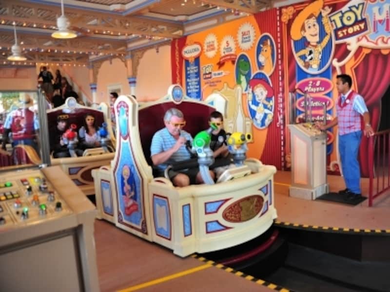 3D眼鏡をかけてライドに乗り、撃ちまくります！