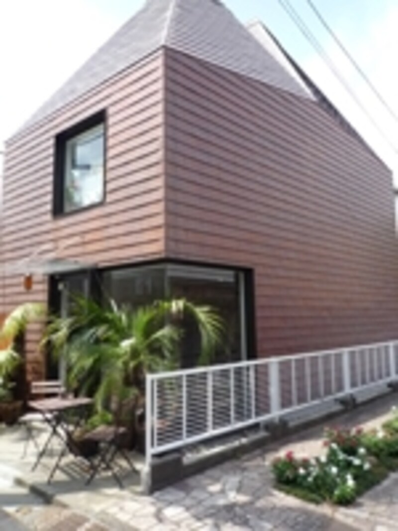 とんがり屋根のユニークな外観が目をひきます