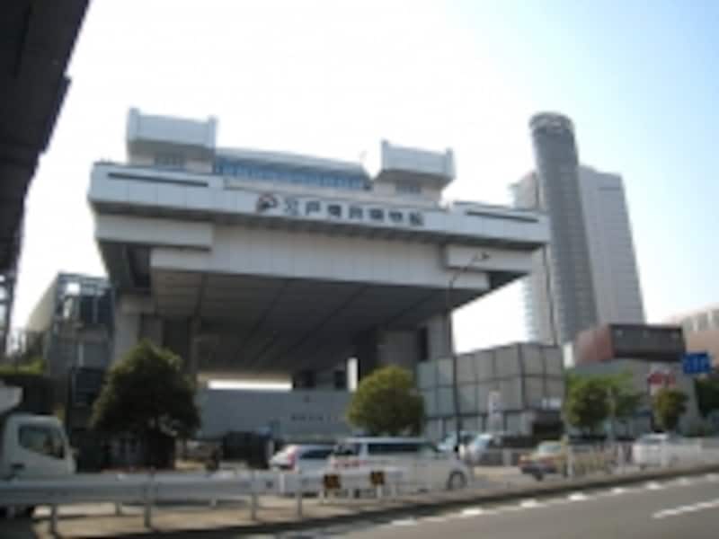 大江戸線両国駅に近い江戸東京博物館。目の前を走るのは清澄通り