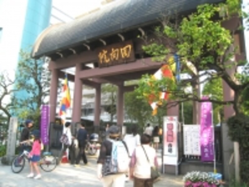 回向院。境内には鼠小僧次郎吉をはじめ、江戸から明治にかけての著名人の墓も多い。最近ではペット墓地としても有名