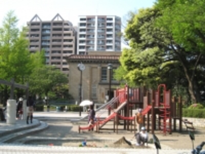 横網町公園内の復興記念館。周囲にはマンションなどが建ち並び、当時の面影はない
