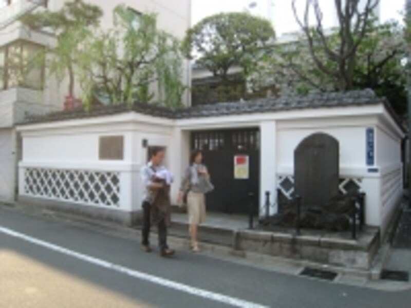 旧吉良邸のほんの一部が公園になっている。周辺には勝海舟や芥川龍之介生誕の地、小林一茶旧宅などもあり、歴史散歩が楽しめる