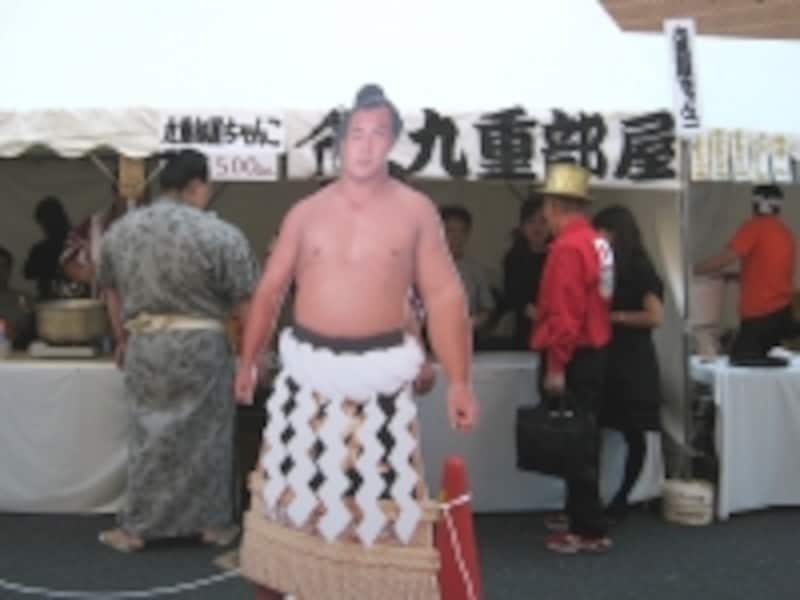 国技館通りで行われるイベントには地元の相撲部屋も参加、部屋自慢のちゃんこを売ったりする