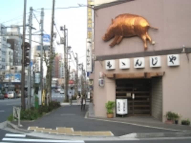 両国橋の近くになるももんじや。掲げられている金色の動物は猪。季節になると野生の獣が店頭に吊るされるそうだ
