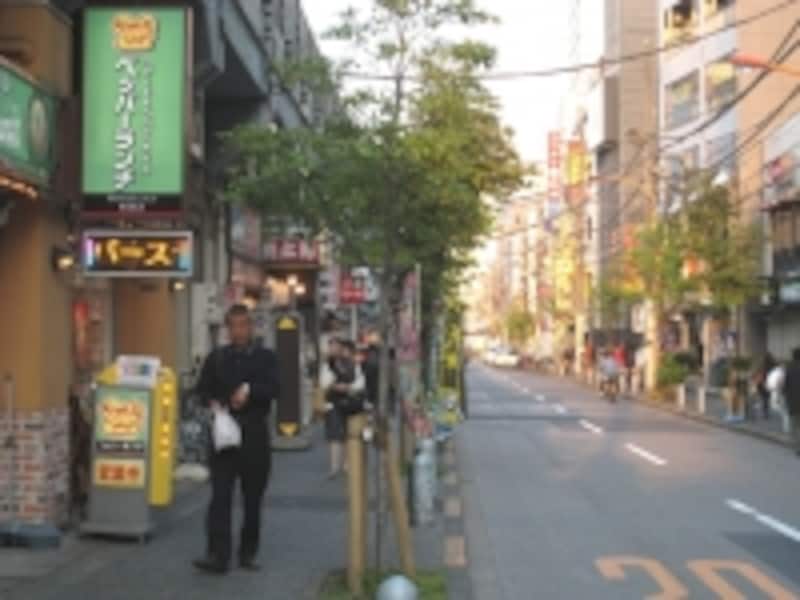 JR両国駅から大江戸線両国駅に向かう、線路沿いの通り。飲食店が並んでおり、賑やかだが、ちょっと距離はある