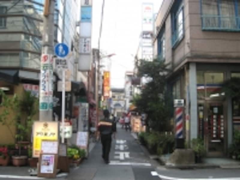 駅周辺、通り沿いから少し入ると古い建物も残されている。写真はいかにもこの街らしい、横綱横丁なる飲食店街。こういうエリアがある点も単身者に人気