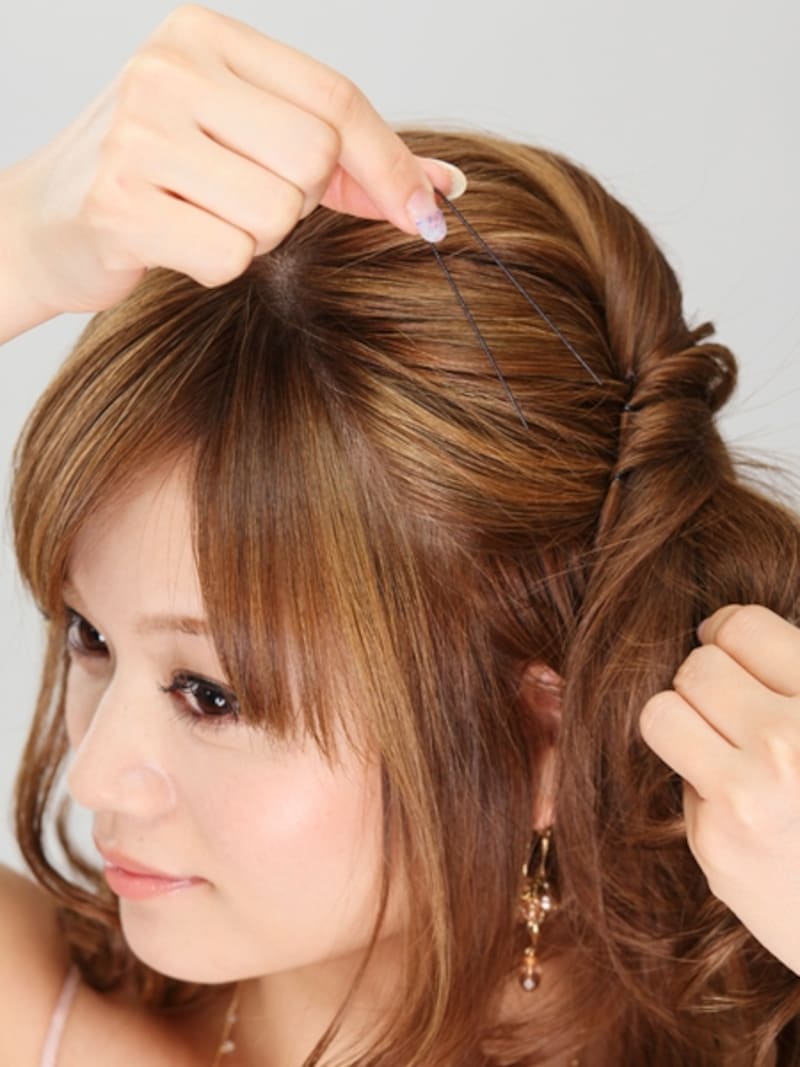 ハチ上の土台にむかいピンをとめればしっかり固定する