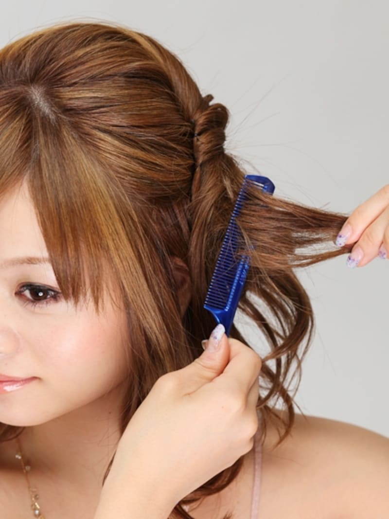 毛束の内側に逆毛を立てることで毛束感がくずれない