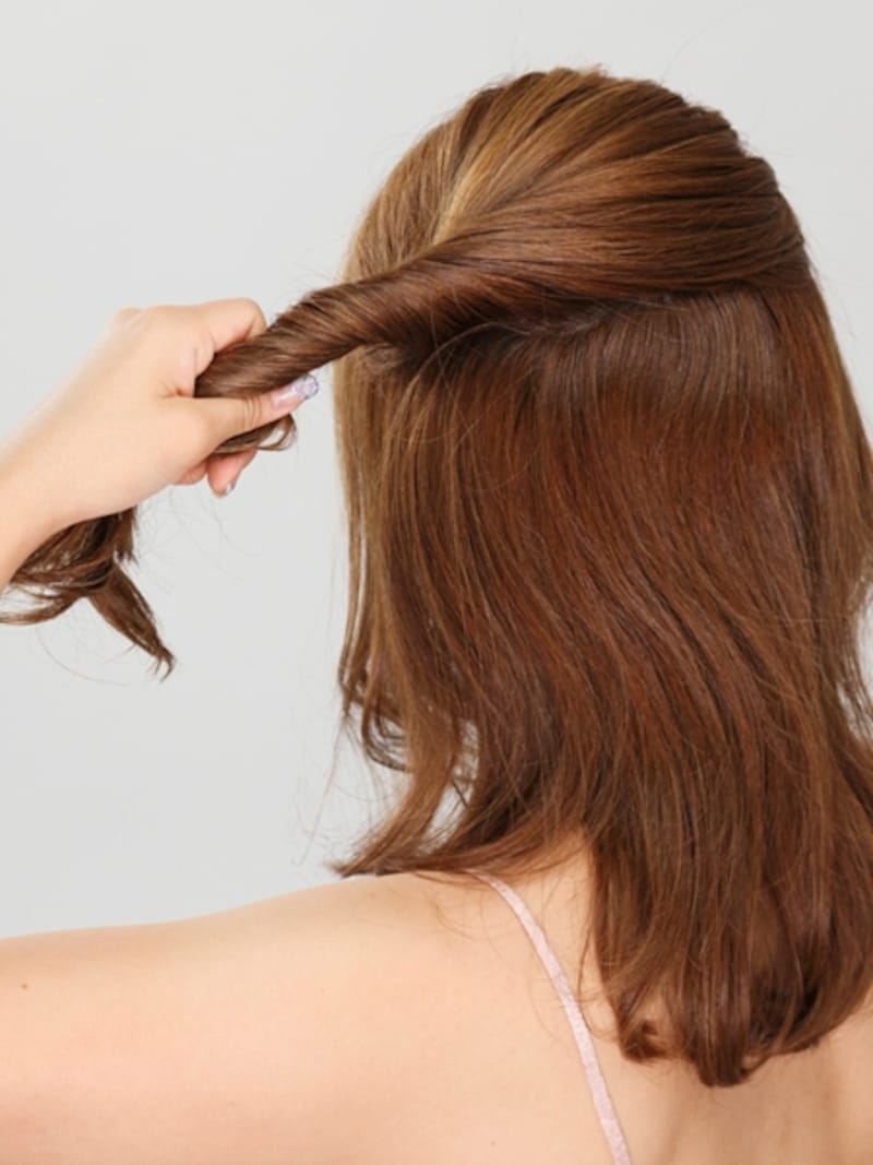 手グシで整え、たるまないようにねじる