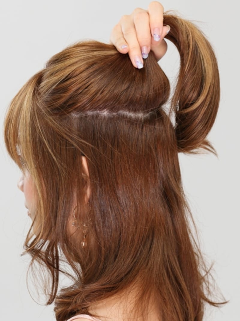 顔周りをスッキリしたい場合はおくれ毛を残さずすくう