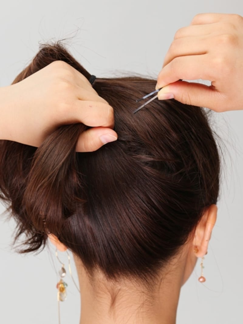 アメピンでゴムの根元に向かってとめる