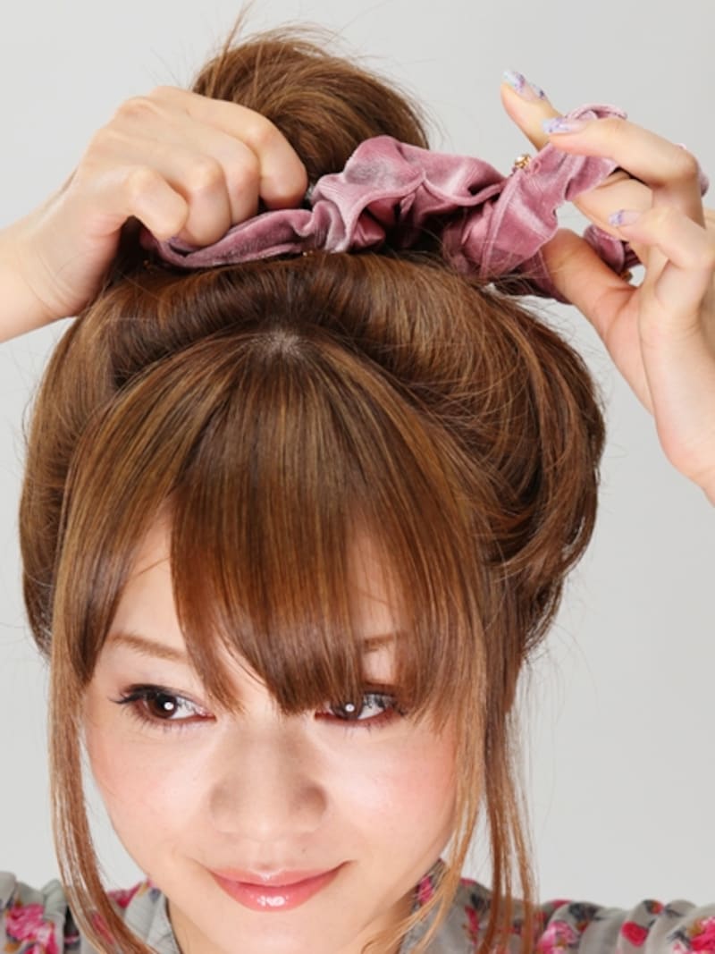 毛先までシュシュに入れないのがポイント