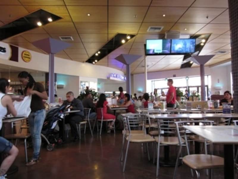 フードコートや空港などでは荷物に注意！