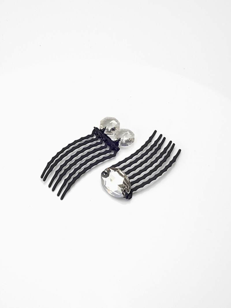 ビジューつきのピン