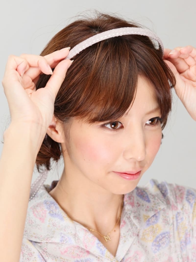 前髪との境い目につける