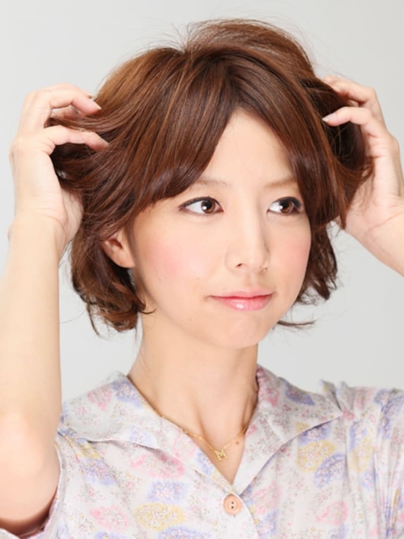 手によく伸ばし握るようにつける