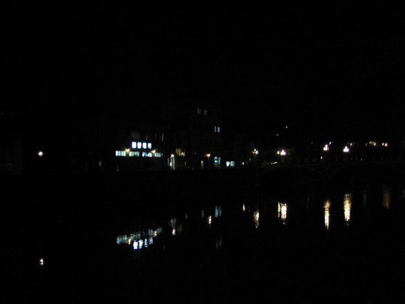 浅野川にゆれる町の灯り