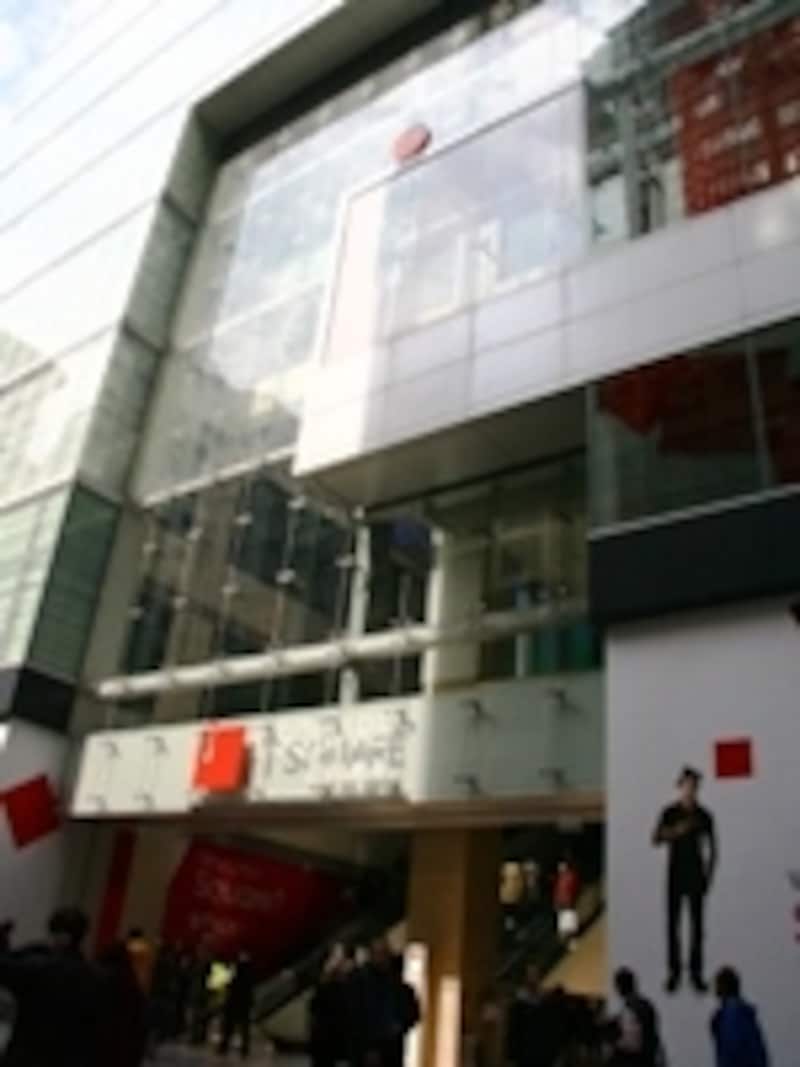 見上げるほどの高いビル、重慶マンションの目の前