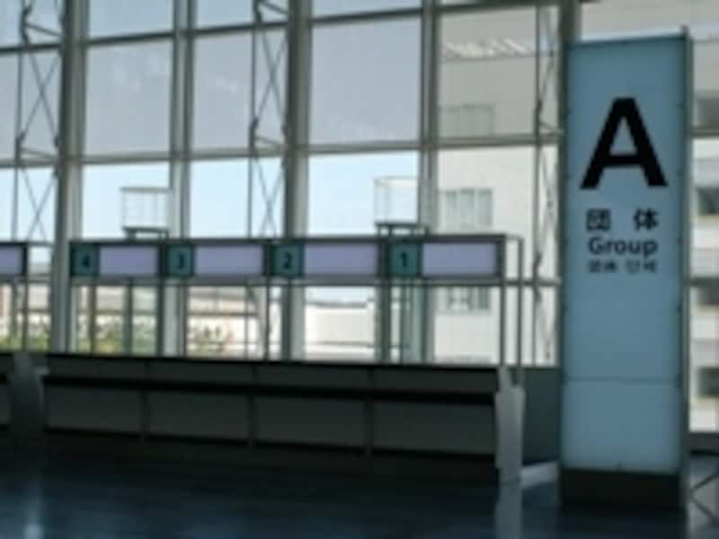 旅行会社のロゴが間もなく並ぶ羽田国際線の団体カウンター