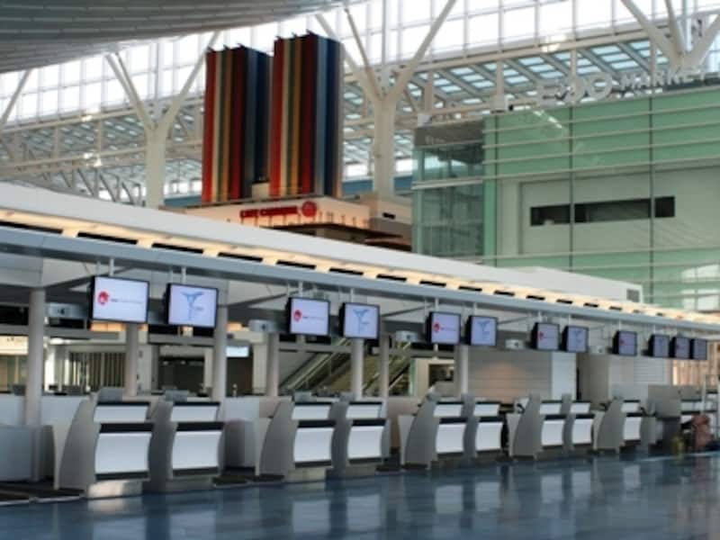 広い間隔で設置された羽田空港新国際線ターミナル出発ロビーのチェックインカウンター