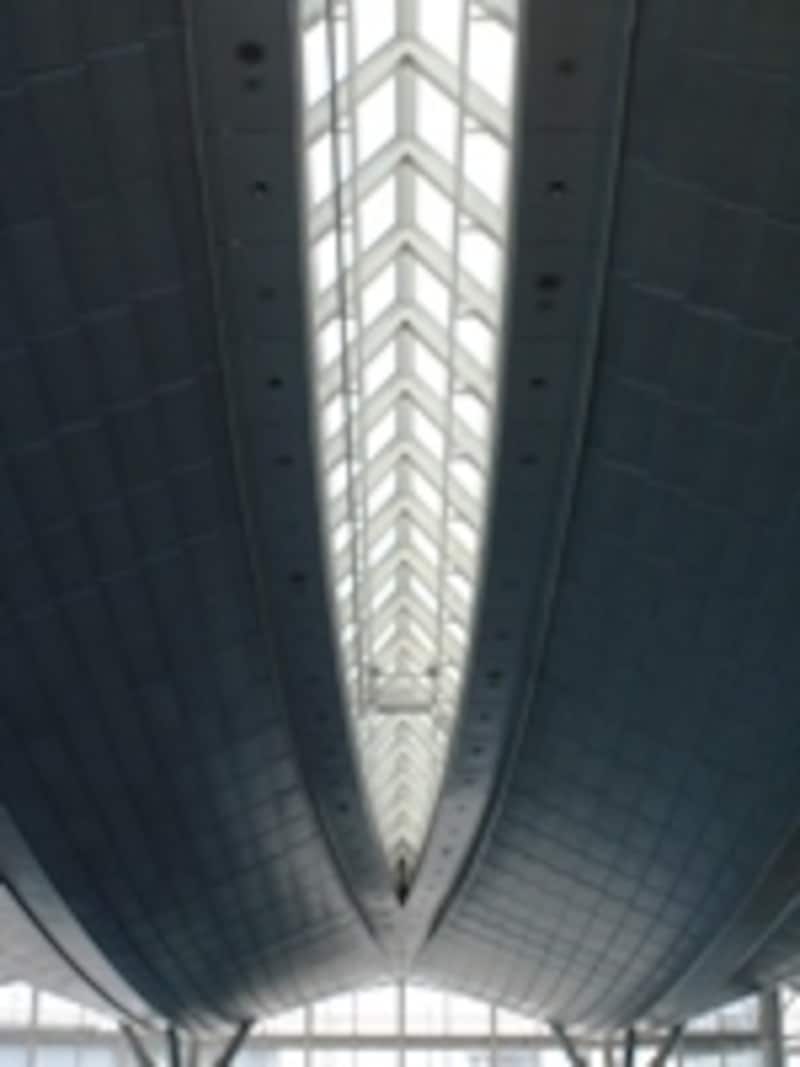「空」をイメージした新ターミナルビル
