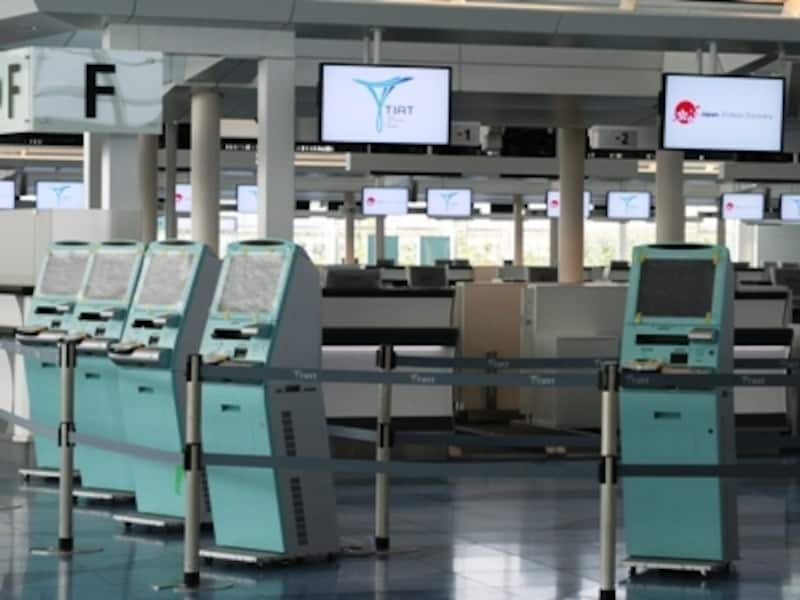 諸外国のハブ空港並みに完備された自動チェックイン機.省力化が進む