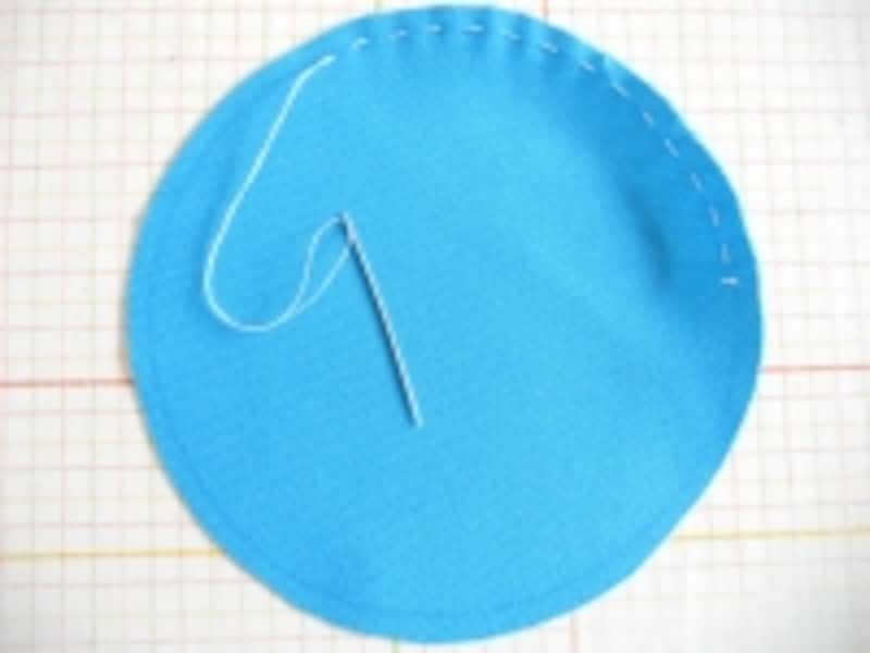 周囲を並み縫いします