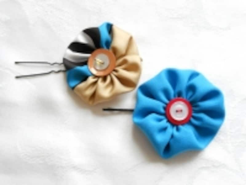 中心にボタンやビーズを