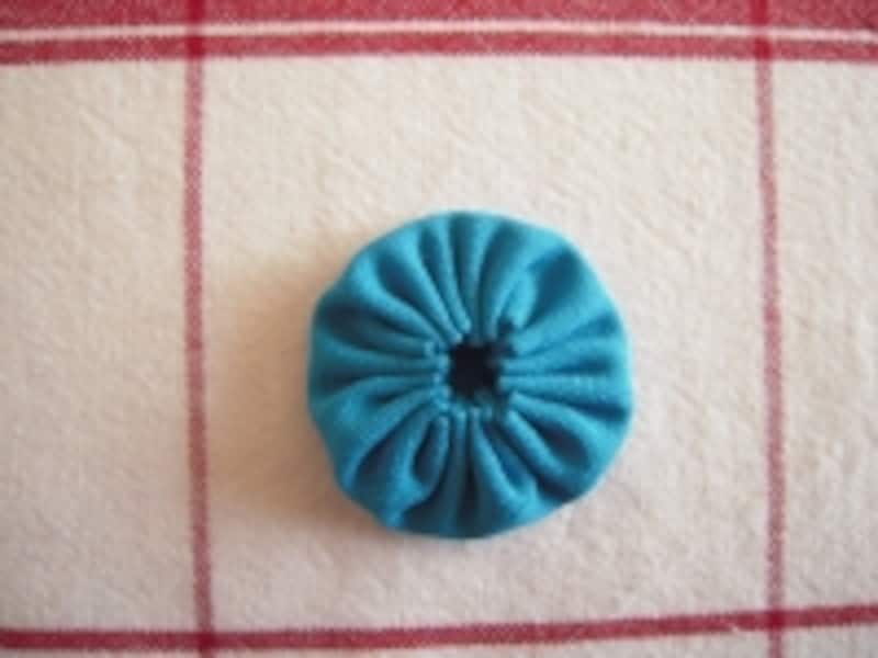 縫い代が隠れるので、ボタンなどつけなくても