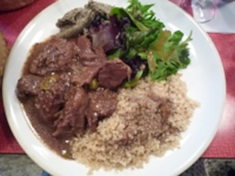 サラダと肉料理、つけあわせが一緒になったこの一皿は12ユーロ