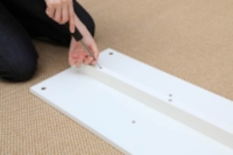 棚の裏側にジョイント板を取り付けます