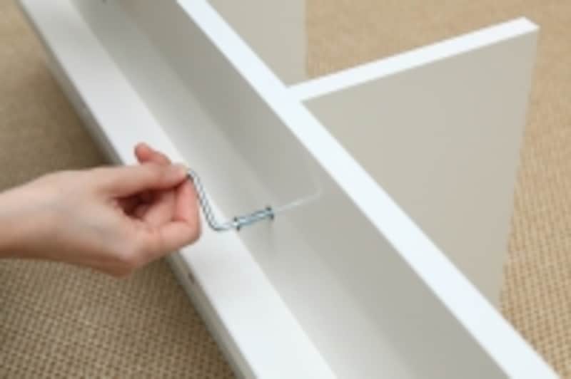 六角レンチを使います