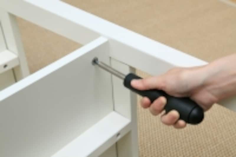 矢印をカムネジの方向に合わせていれます