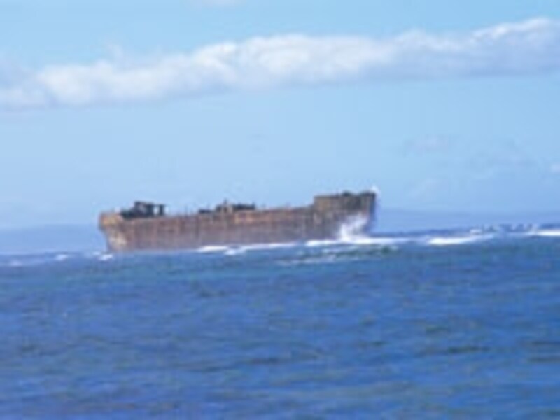 シップレックビーチから見える１隻の難破船（画像協力：ハワイ州観光局）