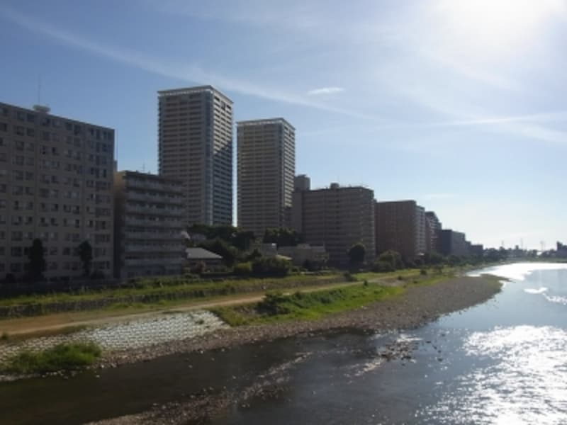 武庫川沿いのマンション郡。