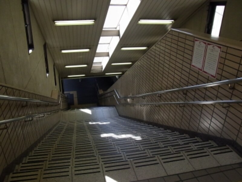 逆瀬川駅の階段