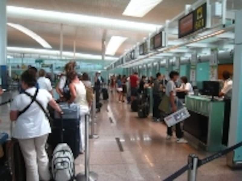 長い行列になることもあるので、出発時間の2時間前には空港につきたいundefined