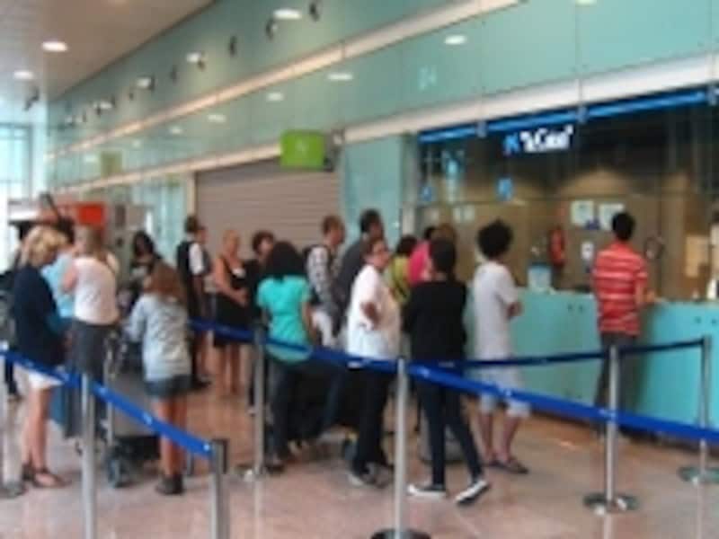 免税手続きは、警察で判をもらった書類を持って銀行へ