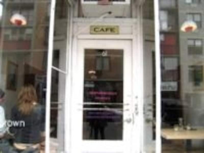 白を基調としたカフェ外観