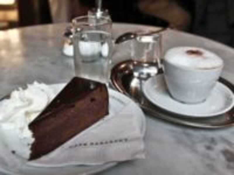 お目当てのザッハトルテは濃厚な味わい