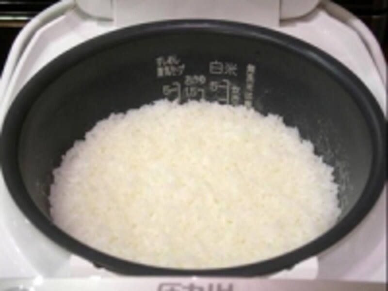 大きく均一にしっかりと膨らんだ米粒のひとつひとつが、とてもおいしそうな炊きあがりに