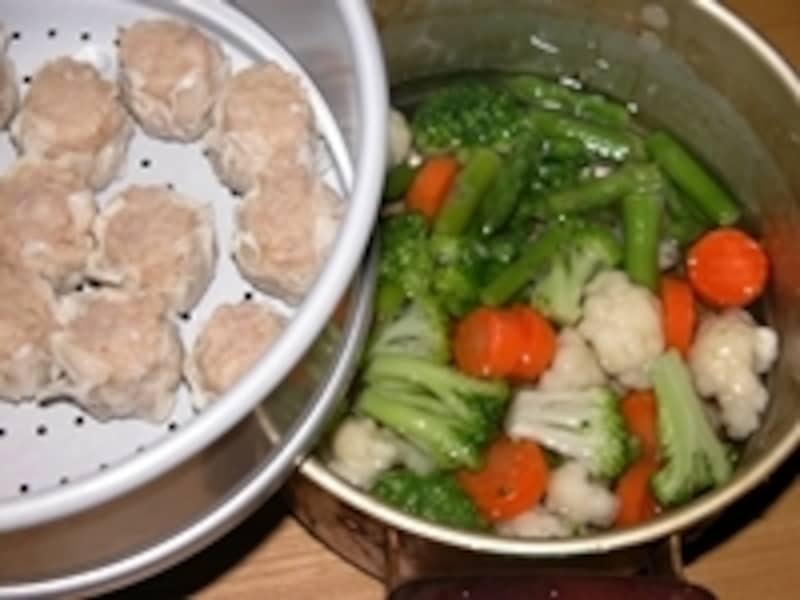 蒸し器のお湯を同時利用するとガス料金の節約になる