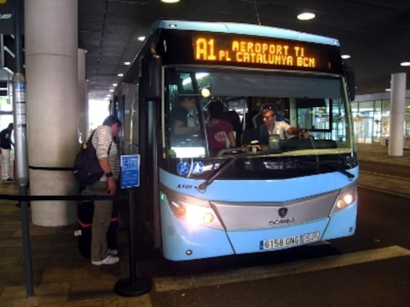 水色のバスが市内へ向かうシャトルバスです