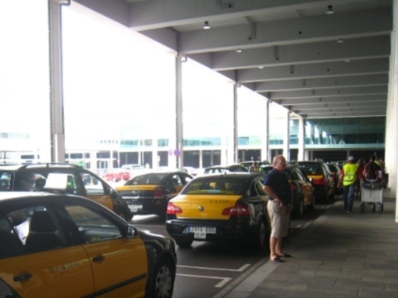 黄色と黒がバルセロナのオフィシャルタクシーのカラー