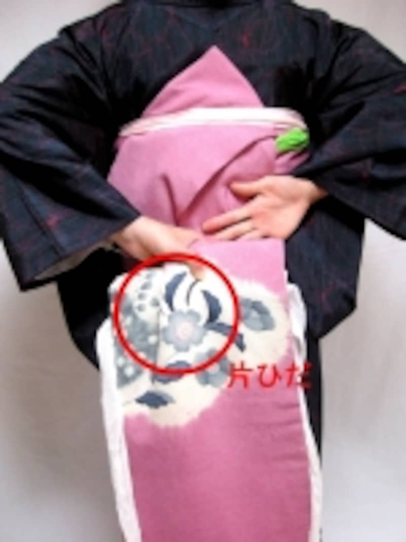 帯の流れをうまく使ってひだをとる