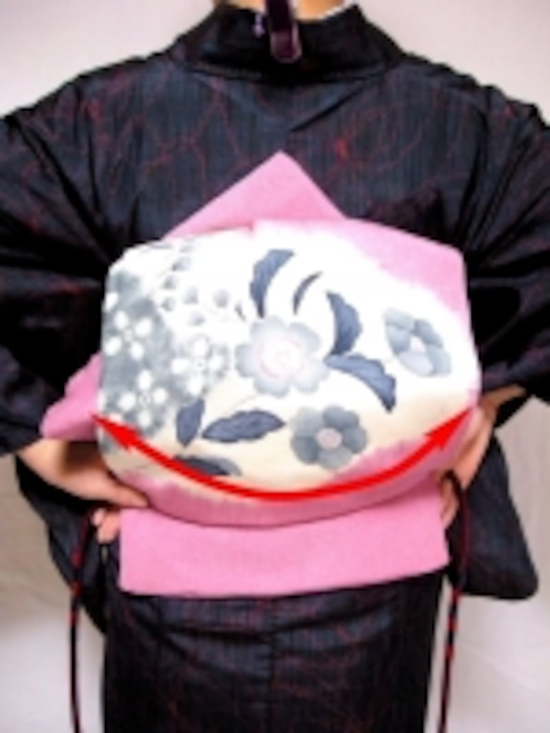 お太鼓の下の部分が丸くなるように